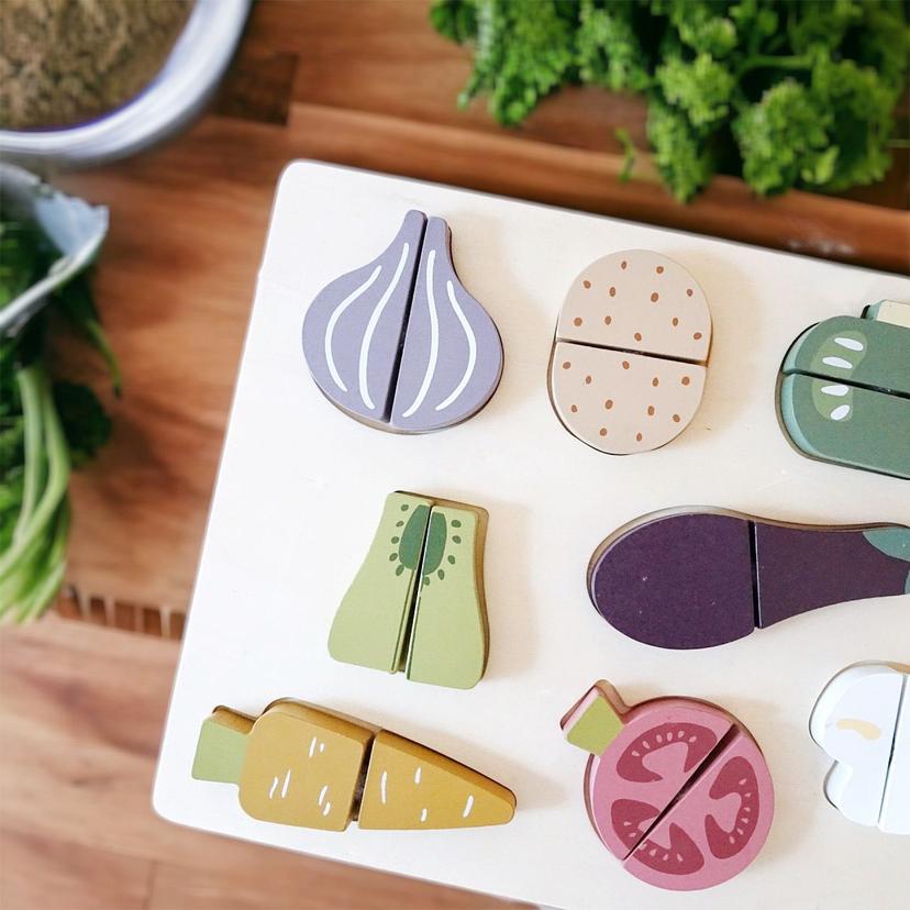 Wooden_Role_Play_Toy_Food_Cutting_Kitchen_Pretend_Play_Set_nunukids-food-cutting-board-3