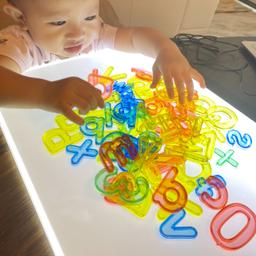 Translucent_see_through_letters_and_numbers._Early_Learning_Toy_transluentletter-led-light-board_1