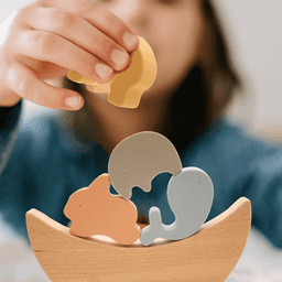 Silicone_Stacking_Balancing_Animals_on_Wooden_Moon_Toy_2_b193f290-f939-4d8e-8bb3-7ee4ed2a1788