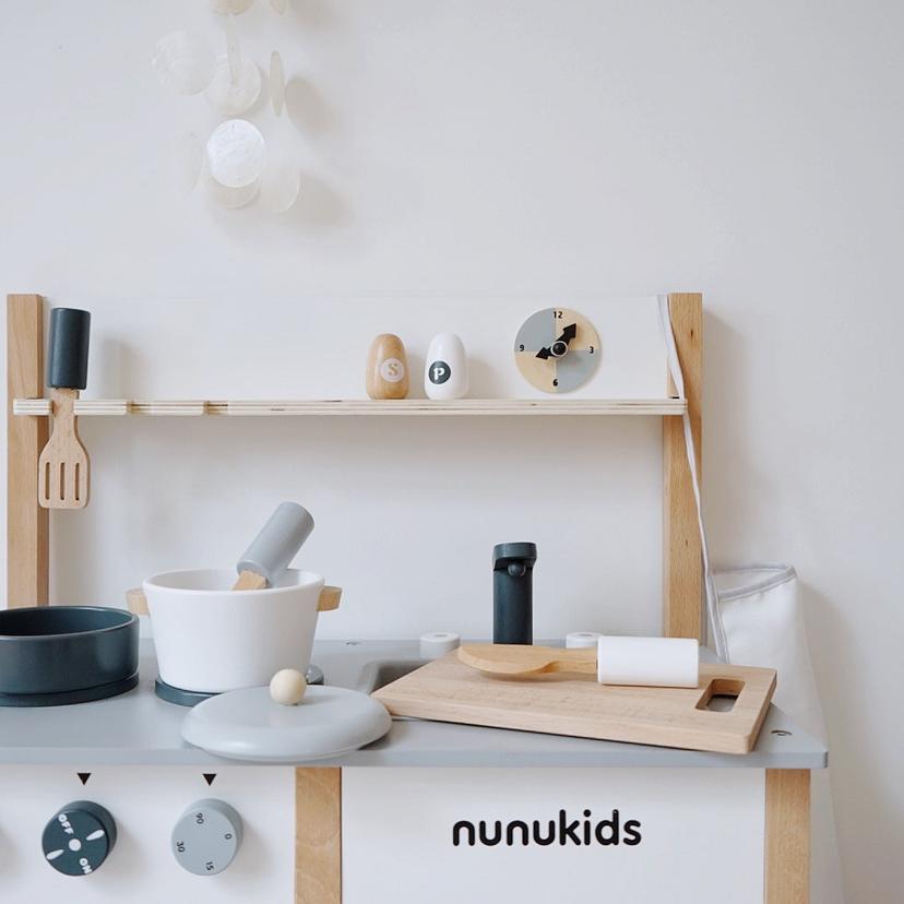 Wooden_kitchen_and_fridge_pretend_play_set._nunukids-kitchen-12