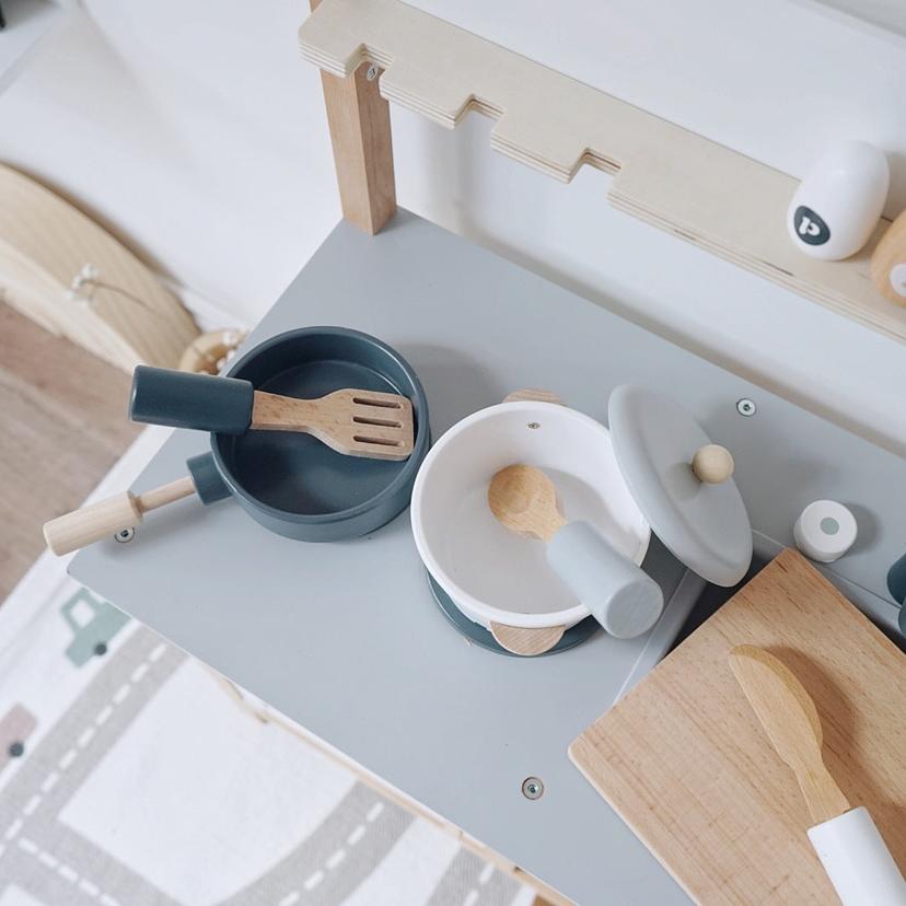 Wooden_kitchen_and_fridge_pretend_play_set._nunukids-kitchen-8